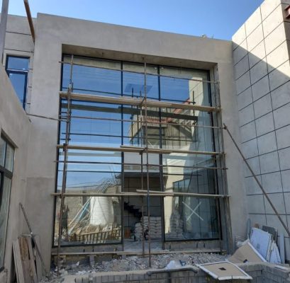 تفاوت نمای کرتین وال و فریم لس؛ کدام بهتر است؟