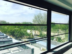 نصاب حرفه‌ای لوور متحرک در نمای کرتین وال